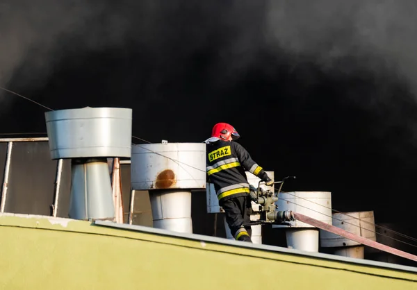 Strażaków Podczas Akcji Gaszenia Potężny Ogień Recyklingu Firmy Polska Szczecin — Zdjęcie stockowe