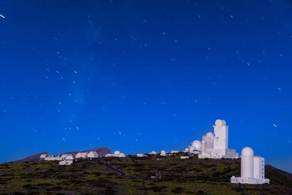 Cielo Stellato Notturno Sopra Osservatorio Astronomico — Foto Stock