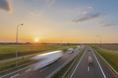 akşam kamyon trafiği karayolu, seçici odak üzerinde