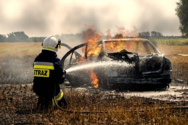 itfaiyeci yanan araba kaza sırasında söndürme
