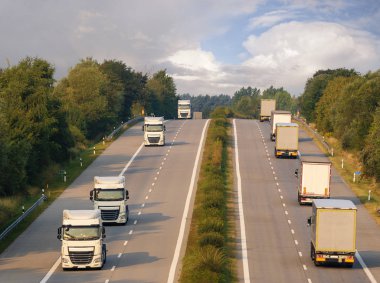 akşam kamyon trafiği karayolu, seçici odak üzerinde