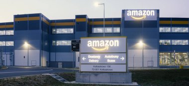 Szczecin, Polonya - Ağustos 2018: Amazon Lojistik Merkezi 