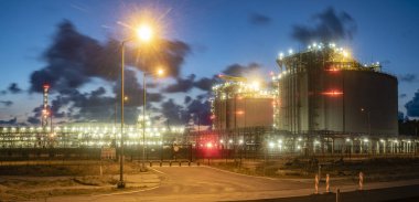 Terminal lng gece, Świnoujście, Polonya