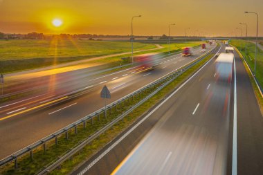 akşam kamyon trafiği karayolu, seçici odak üzerinde