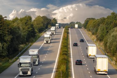 akşam kamyon trafiği karayolu, seçici odak üzerinde