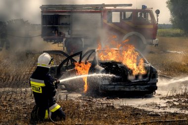 itfaiyeci yanan araba kaza sırasında söndürme