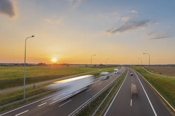 Akşam Kamyon Trafiği Karayolu Seçici Odak Üzerinde — Stok fotoğraf