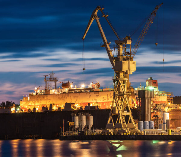 промышленные районы, порт, электростанция, верфь Щецина в Польше
 