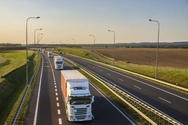 Erhöhte Sicht Auf Lastwagen Auf Der Autobahn Sommer — Stockfoto