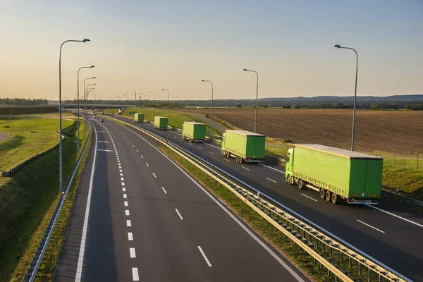Podwyższone Widok Zielonej Ciężarówki Autostradzie Lato — Zdjęcie stockowe