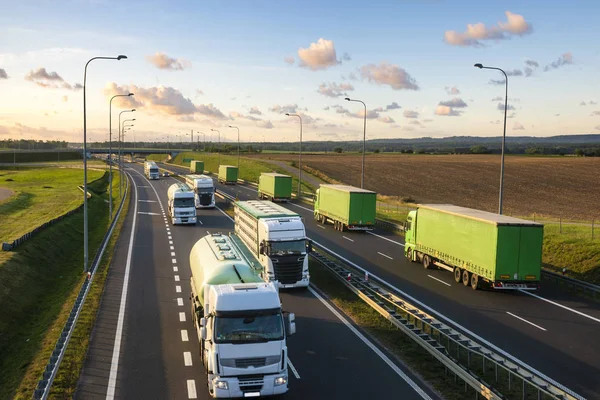 Förhöjda Utsikt Över Gröna Lastbilar Motorvägen Sommaren — Stockfoto