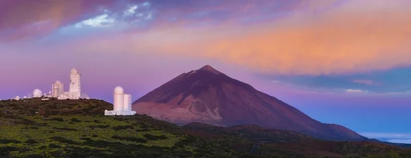 Astronomisches Observatorium Vor Dem Hintergrund Des Vulkans Bei Sonnenaufgang — Stockfoto