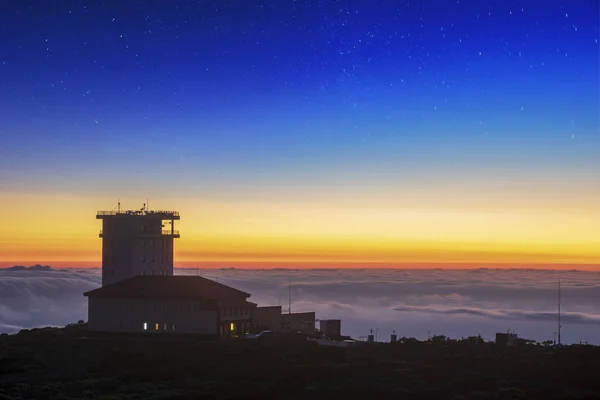 Obserwatorium Astronomiczne Tle Wulkan Wschodzie Słońca — Zdjęcie stockowe