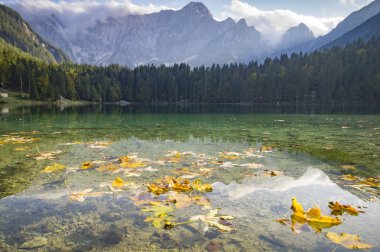 Julian Alps, İtalya için dağ Gölü üzerinden sonbaharın doğal görünümü