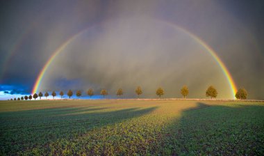 renkli gökkuşağının üstünde alanından sonra geçen yağmur fırtınası