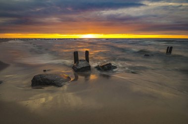 Baltık Denizi üzerinde dramatik günbatımı manzaralı görünüm