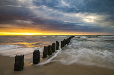 Baltık Denizi üzerinde dramatik günbatımı manzaralı görünüm