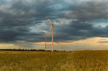 yel değirmenleri Field'da bulutlu gökyüzü altında önden görünümü