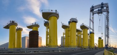 Szczecin, Polonya, Ekim 2016: Fabrika platformu offshore rüzgar çiftlikleri