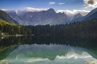 Julian Alps, İtalya için dağ Gölü üzerinden sonbaharın doğal görünümü