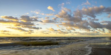 Romantik günbatımı üzerinde deniz plaj, Polonya