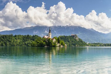 sonbaharda dağ gölü doğal görünümünü