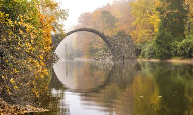 Kromlau, Saksonya, Almanya Rakotz Köprüsü'nün doğal görünümü