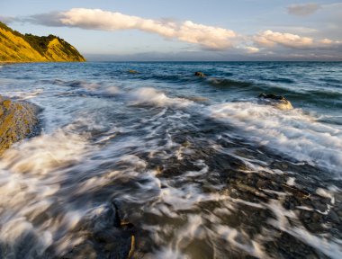 Adriyatik Denizi üzerinde dinamik ve romantik günbatımı