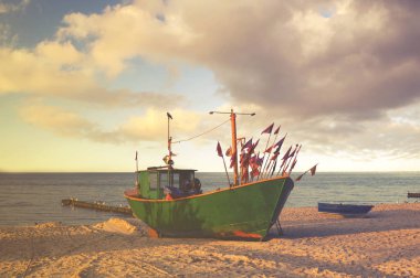 balıkçı tekneleri Baltık Denizi kıyısında üzerinde doğal görünümünü