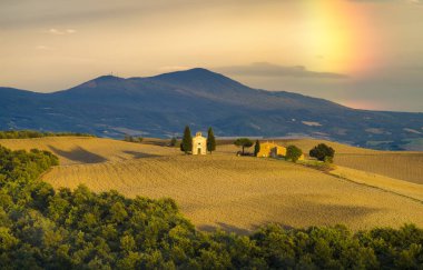 Tuscan doğal görünümünü manzara güneş doğarken, Pienza, İtalya