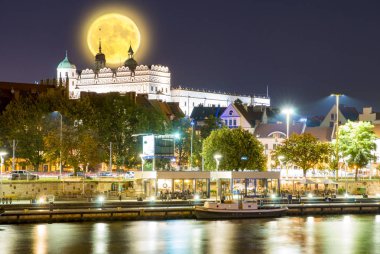 gece panorama şehri Szczecin Polonya, dolunay