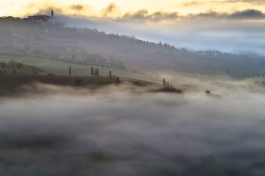 Tuscan doğal görünümünü manzara güneş doğarken, Pienza, İtalya