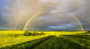 renkli gökkuşağının üstünde alanından sonra geçen yağmur fırtınası