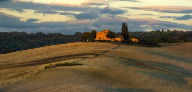 Tuscan doğal görünümünü manzara güneş doğarken, Pienza, İtalya