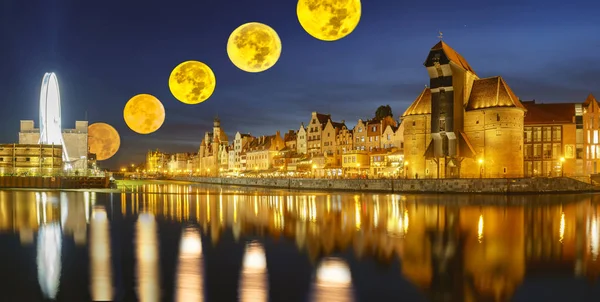 Luna Llena Sobre Panorama Gdansk Noche —  Fotos de Stock