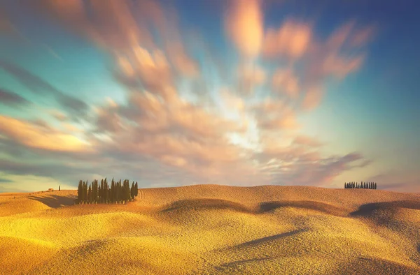 Vista Panorámica Del Campo Primavera Contra Cielo Con Nubes — Foto de Stock