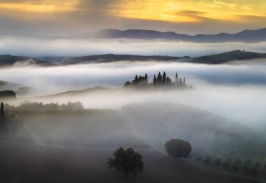 Tuscan doğal görünümünü manzara güneş doğarken, Pienza, İtalya