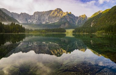 Julian Alps, İtalya için dağ Gölü üzerinden sonbaharın doğal görünümü
