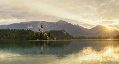 sonbaharda dağ gölü doğal görünümünü