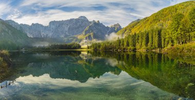 dağ Gölü yaz, doğal görünümünü 