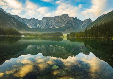Julian Alps, İtalya için dağ Gölü üzerinden sonbaharın doğal görünümü
