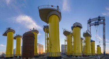 Szczecin, Polonya, Ekim 2016: Fabrika platformu offshore rüzgar çiftlikleri
