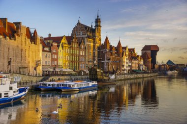 Gdansk Cityscape sonbahar, Polonya bulutlu gökyüzü altında