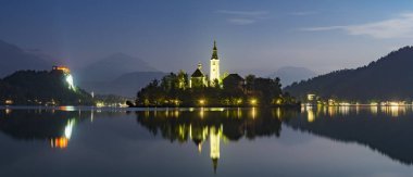 Lake Bled ve dolunay ışığında adada Kilisesi