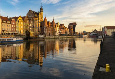 Gdansk Cityscape sonbahar, Polonya bulutlu gökyüzü altında