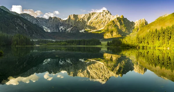 Vista Panorâmica Nascer Sol Sobre Lago Alpino — Fotografia de Stock