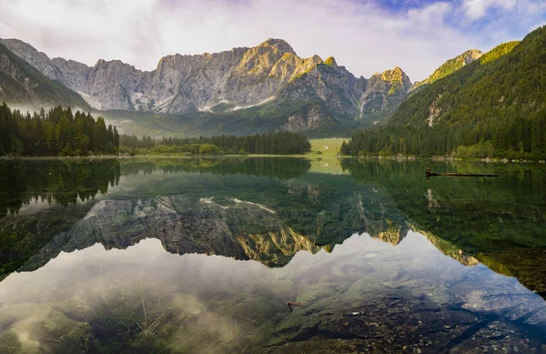 Julian Alps, İtalya için dağ Gölü üzerinden sonbaharın doğal görünümü