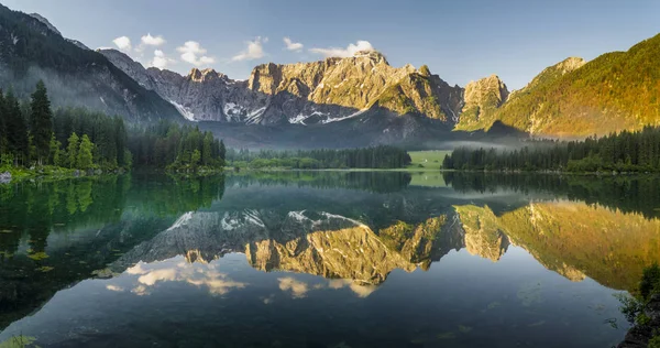 Riflesso Della Montagna Mangart Nel Lago Laghi Fusi — Foto Stock