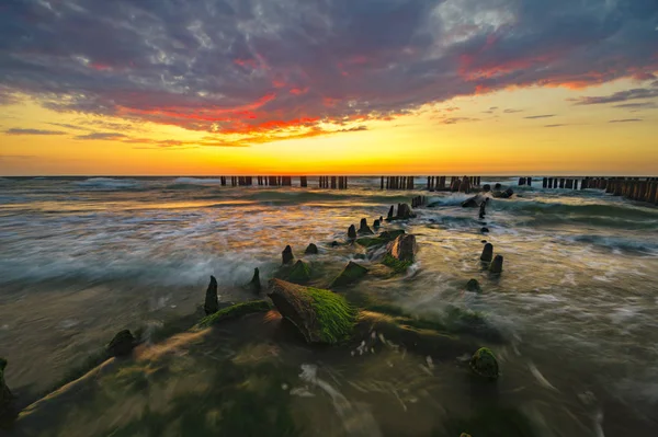 Spektakulärer Sonnenuntergang Über Stürmischer See — Stockfoto