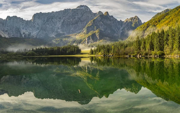 夏季的山湖美景 — 图库照片